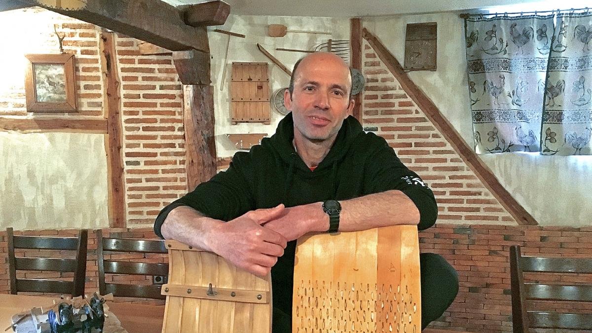 José Ángel Bravo, el ‘sortija’, en su taller de Cantalejo, con réplicas de trillos en miniatura que él mismo elabora de forma artesanal.-ARGICOMUNICACIÓN