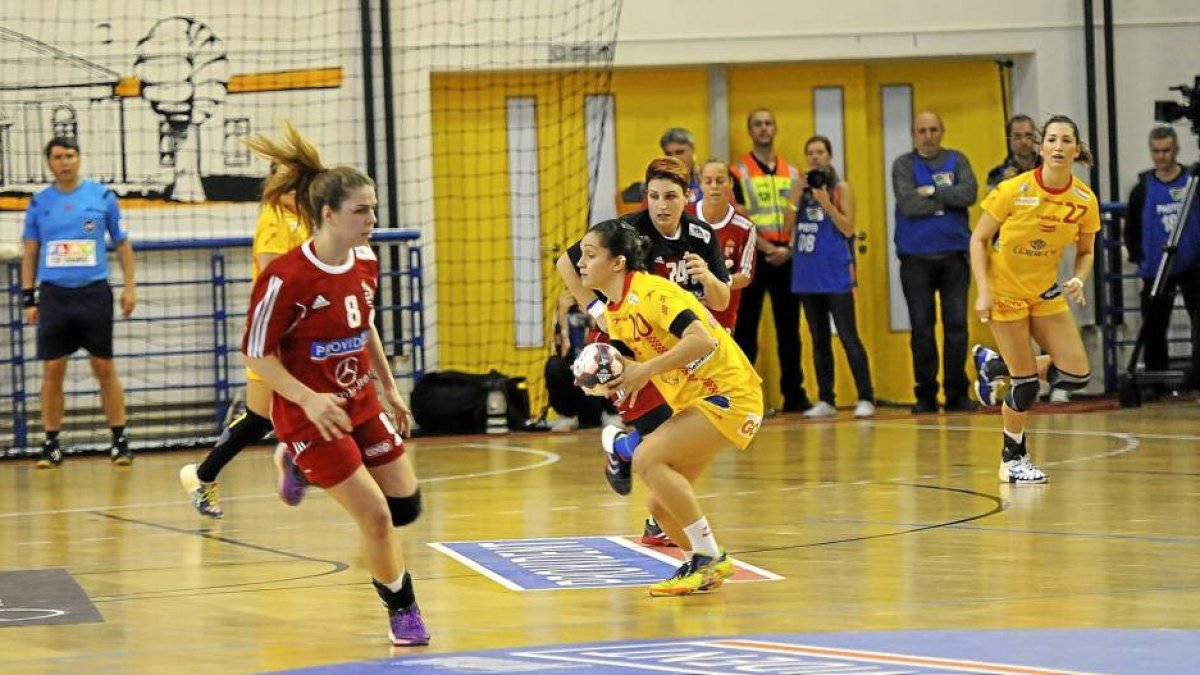 Amaia (de amarillo) recibe el balón ante la mirada de las húngaras-V. G. Garibay