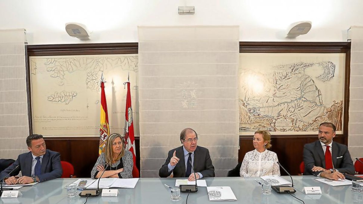 Francisco Suárez (Caixabank), Pilar del Olmo, Juan Vicente Herrera, M. Luisa Lombardero (España-Duero) y Óscar Calleja (Santander) en el Consejo Financiero.-J.M. LOSTAU