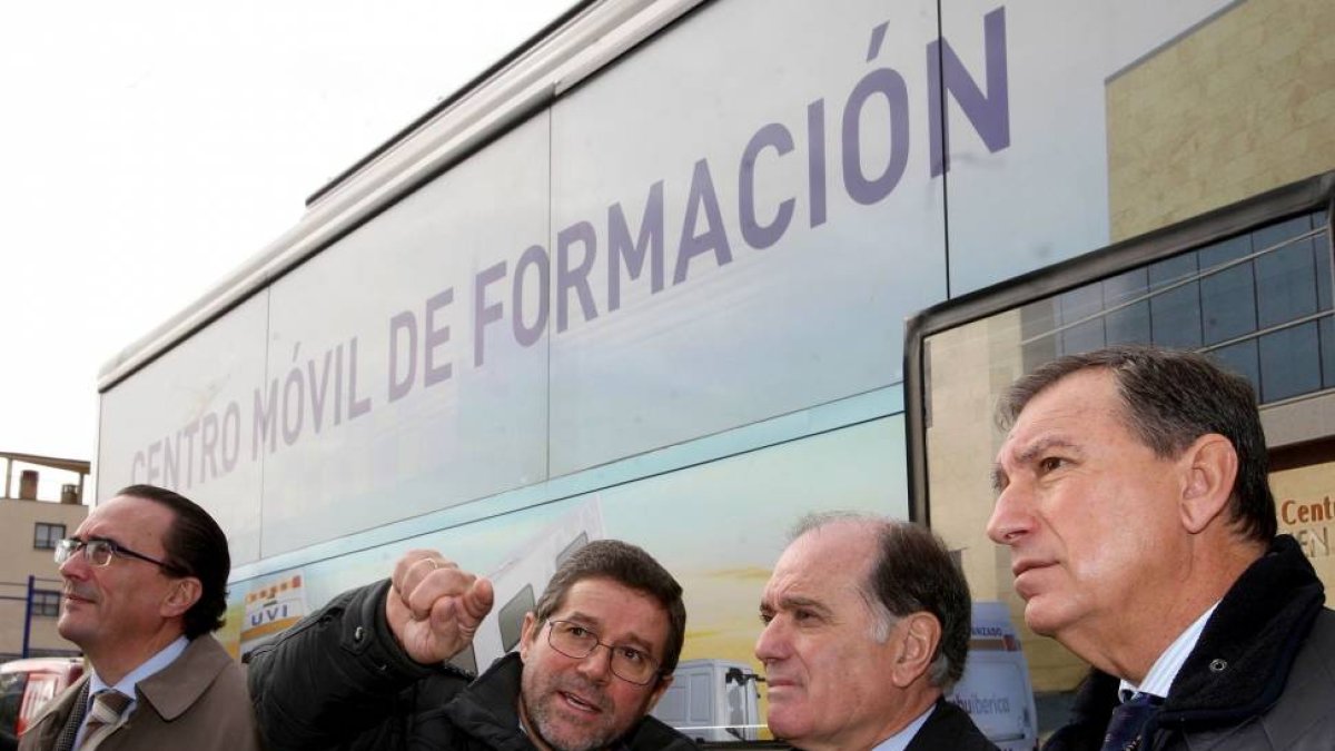 (I a D) El gerente regional de Salud, Eduardo García Prieto; el consejero delegado de Ambuibérica, Carlos Magdaleno; y los consejeros de Economía, Tomás Villanueva y Educación, Juan José Mateos, visitan el autobús-aula para impartir cursos de Primeros Aux-Ical