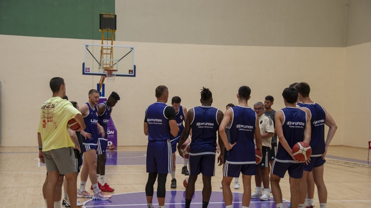 Paco García da instrucciones a sus jugadores en su primer entrenamiento. / RVB