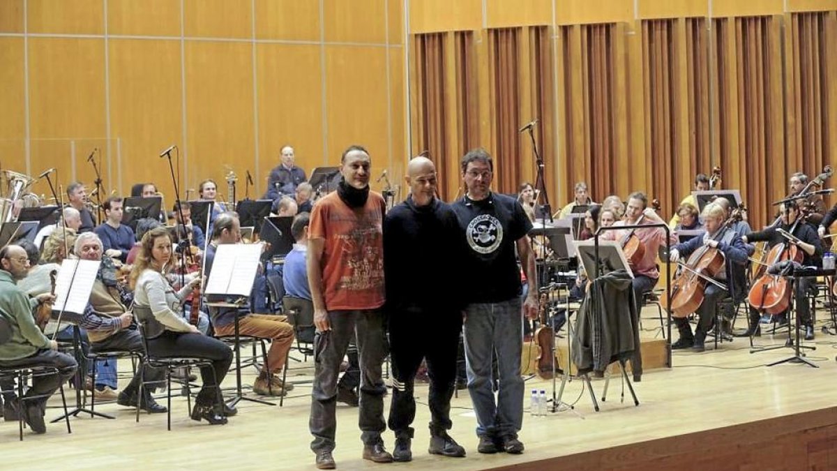 Goyo Yeves, Jesús Cifuentes y Alberto García posan durante los ensayos con la Orquesta Sinfónica del Principado de Asturias.-Celtas Cortos