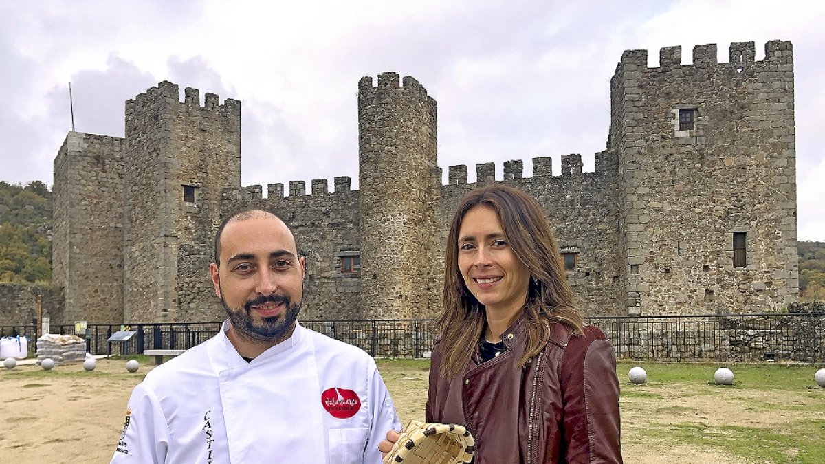 Santiago y Ana, con algunos de los platos de su restaurante en Montemayor del Río, delante de la fachada del Castillo./ E.M.