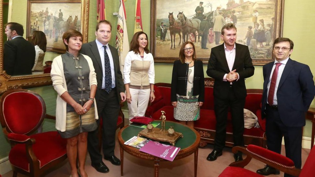 El alcalde, Javier Lacalle, recibió ayer a representantes del Colegio de Farmacéuticos de Castilla y León y Burgos.-R. O.