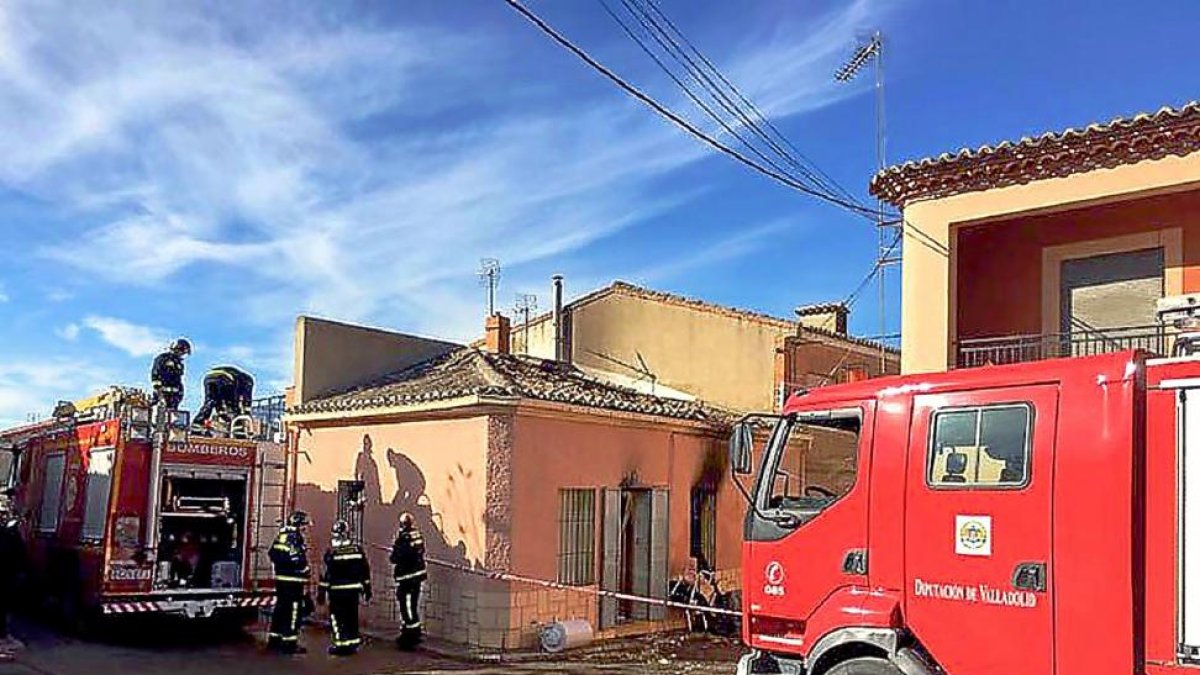 Momento de la intervención del servicio de bomberos de la Diputación en San Román de Hornija.-BOMBEROS