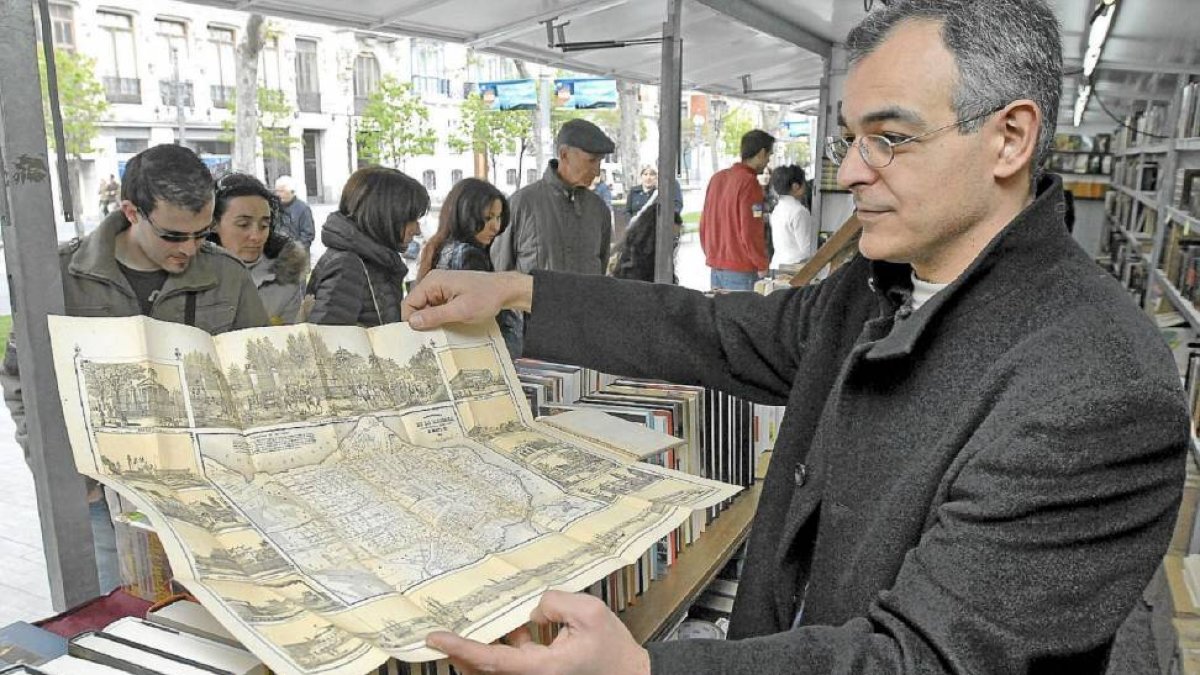 Un librero enseña un mapa en la edición de la pasada Feria del Libro Antiguo y de Ocasión-El Mundo