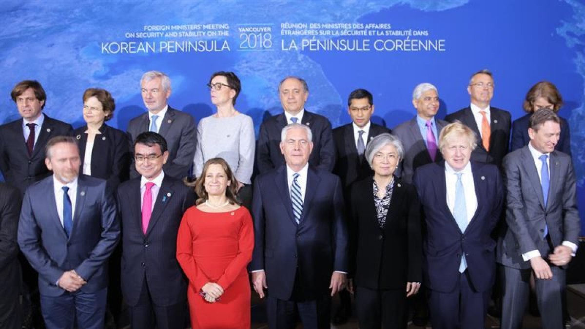 Una veintena de paises decide aumentar la vigilancia marítima para presionar a Corea del Norte Los ministros de Exteriores de una veintena de países, entre ellos los de Corea del Sur y Estados Unidos, posan para la foto de familia antes de la cumbre sobre-EFE