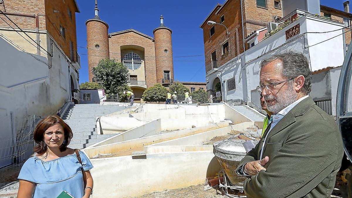 María Sánchez y Manuel Saravia, junto a las obras de reforma de las escalinatas de la calle de la Fe, en el Barrio de Girón.-J.M. LOSTAU