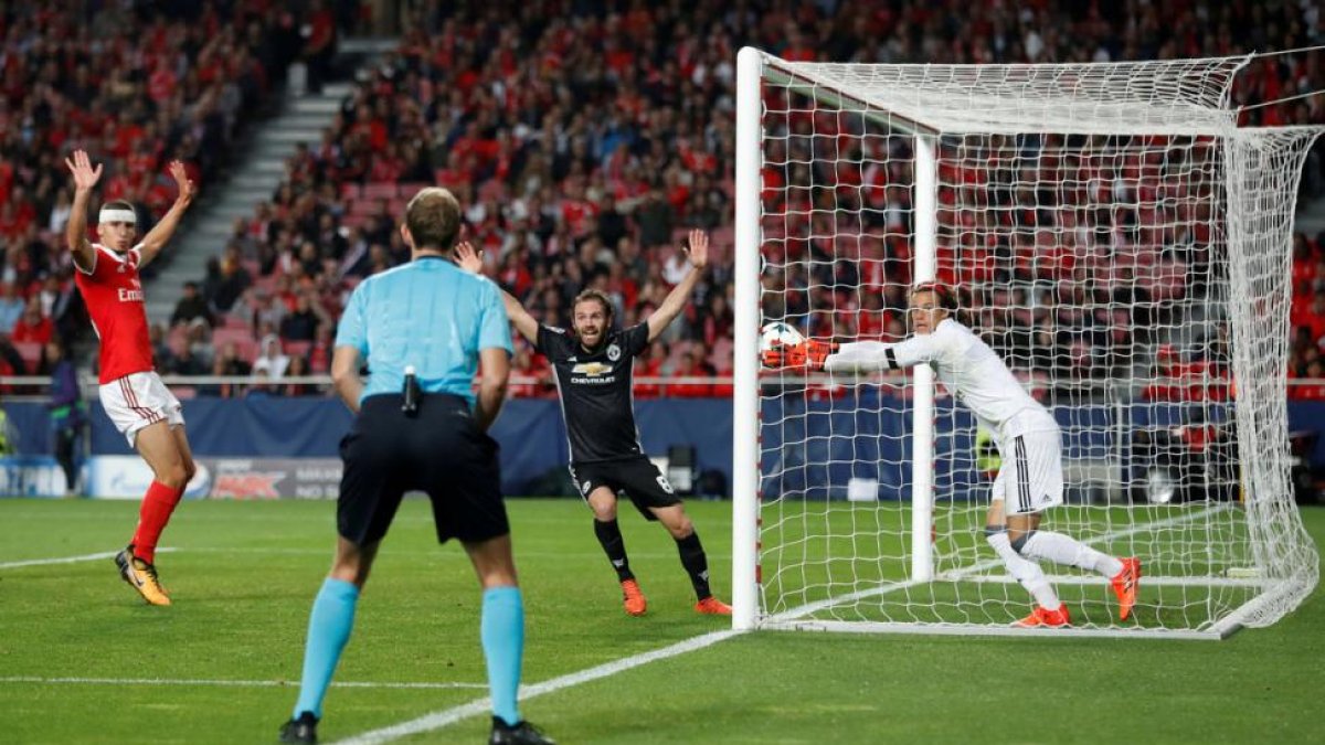Mile Svilar sale de la portería con el balón en las manos.-CARL RECINE (REUTERS)