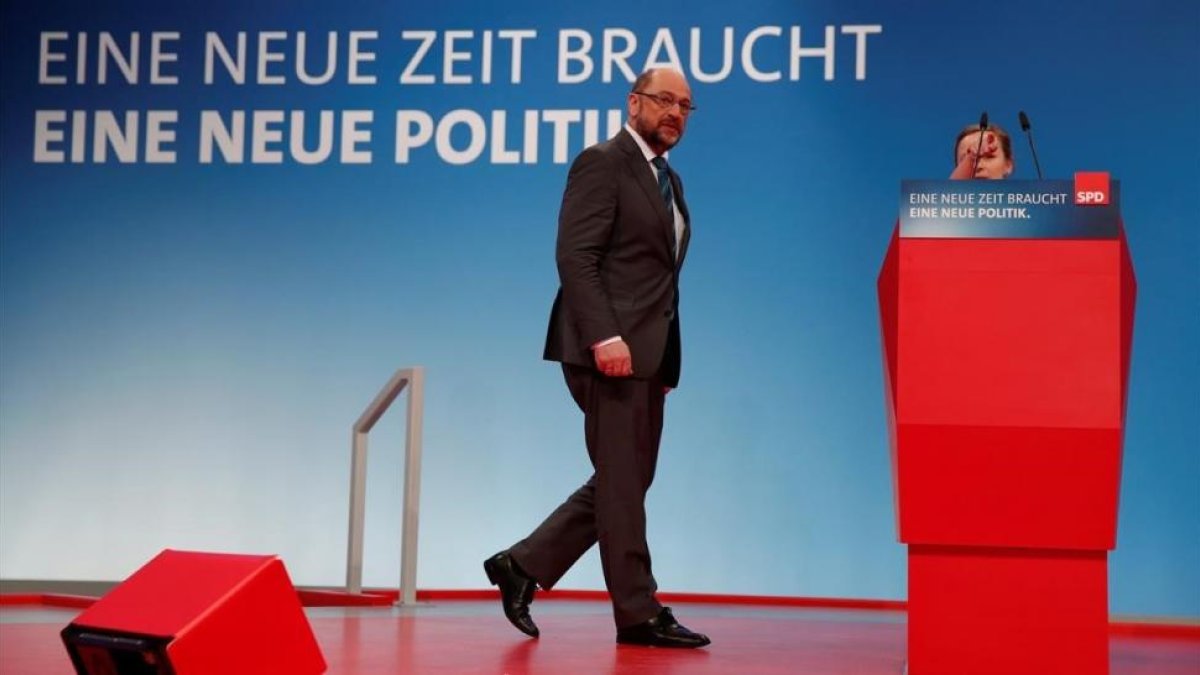 Schulz inspecciona la sala de convenciones donde se celebrará el congreso del SPD bajo el eslogan Nuevos tiempos necesitan nuevas políticas, en Bonn, el 20 de enero.-REUTERS