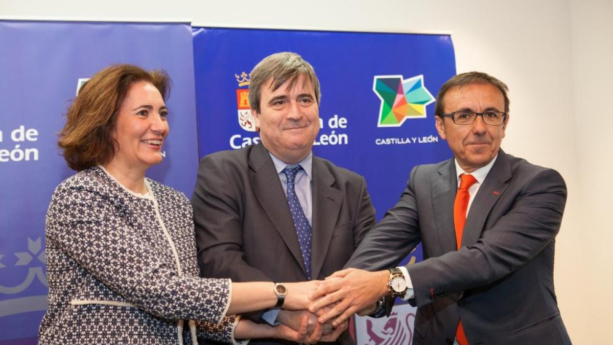 (I a D) la consejera de Cultura y Turismo, María Josefa García Cirac, el presidente del Consejo Superior de Deportes, Miguel Cardenal, y el presidente de la Asociación del Deporte Español, José Hidalgo Martín, han firmado hoy un protocolo de colaboración -ICAL