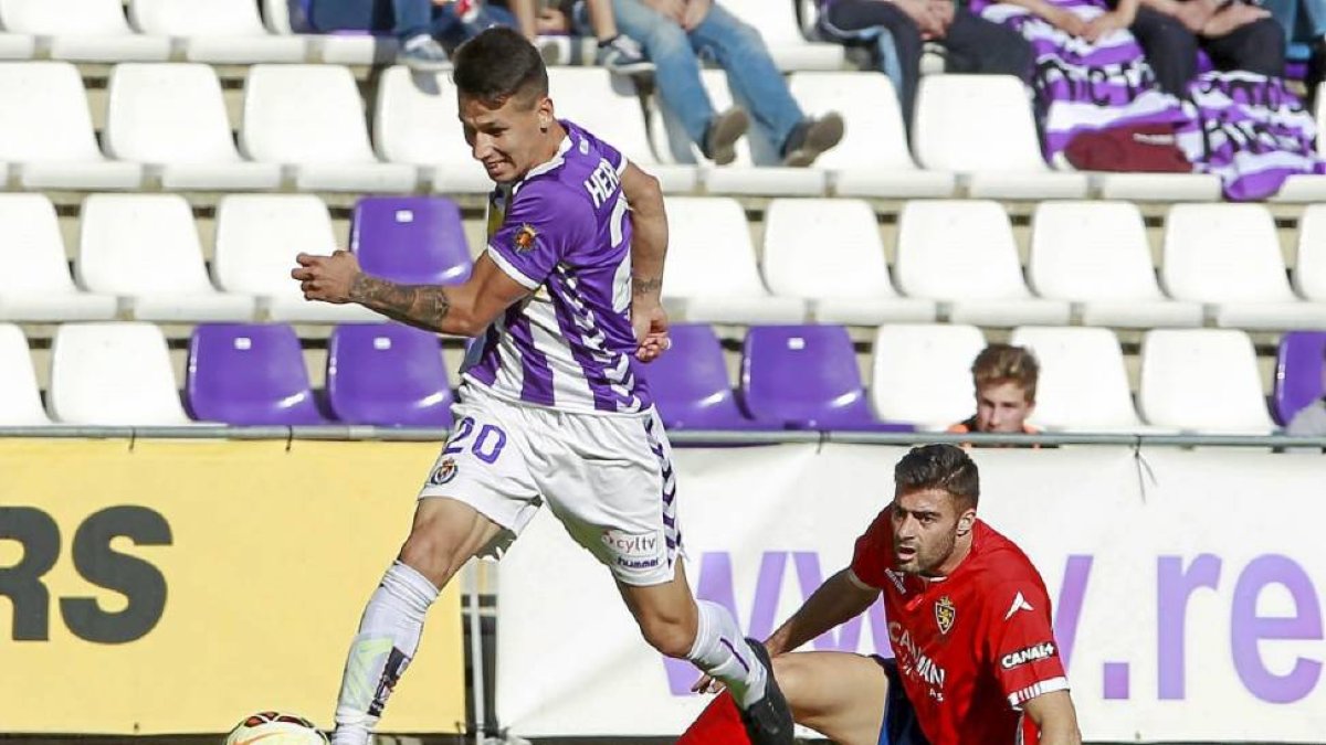 Hernán Pérez se lleva el balón tras regatear a Rico en el partido frente al Zaragoza.-J.M. Lostau