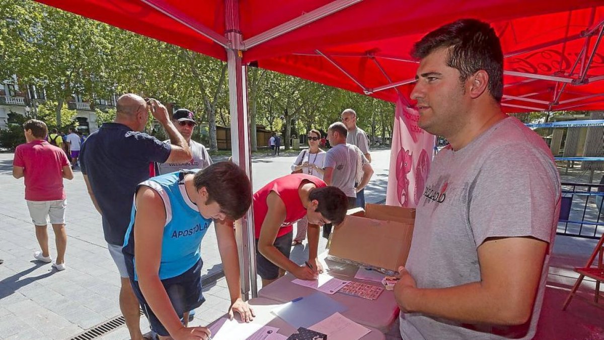 Verano de 2015. El recién constituido CBCValladolid, capta jugadores en el Campo Grande.-J.M.LOSTAU