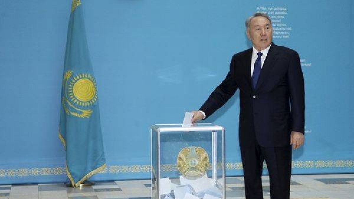 El presidente de Kazajistán vota en las eleciones de este domingo.-Foto: REUTERS / MUKHTAR KHOLDORBEKOV