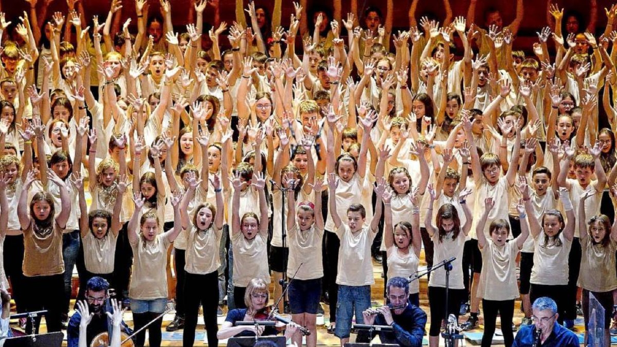 El escenario del Auditorio Miguel Delibes, este lunes, con los escolares participantes en la primera jornada del proyecto Cantania.-J. M. Lostau