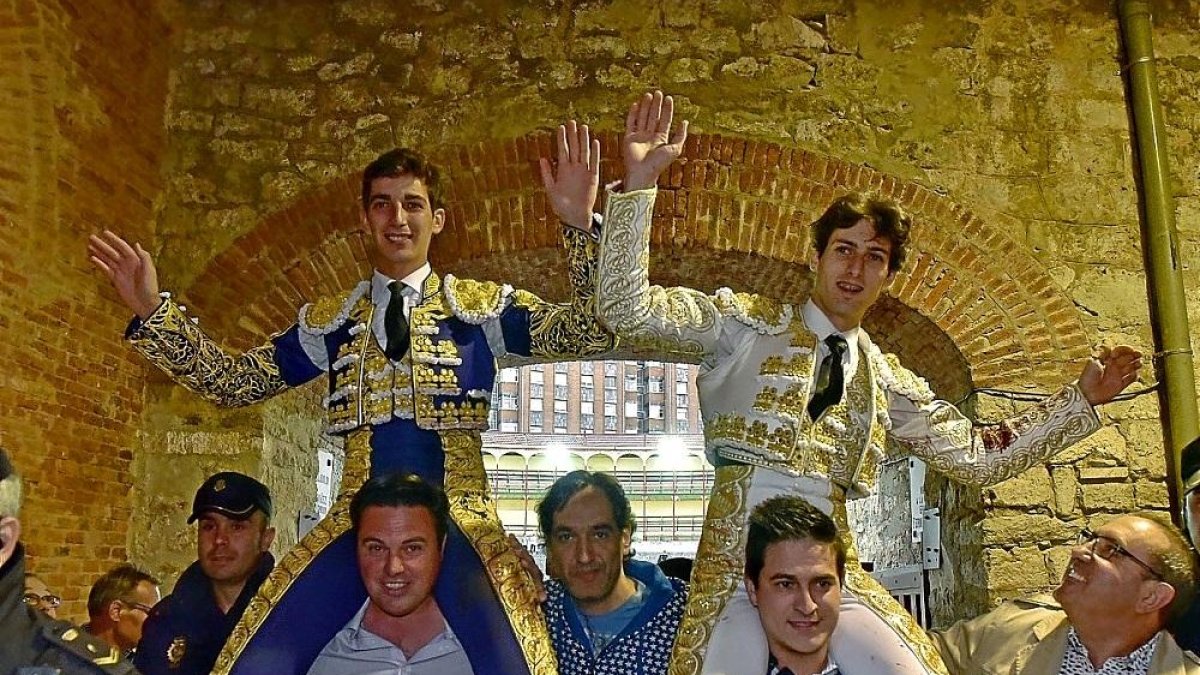 Salida a hombros de los novilleros Antonio Grande y Marcos.-JOSÉ SALVADOR