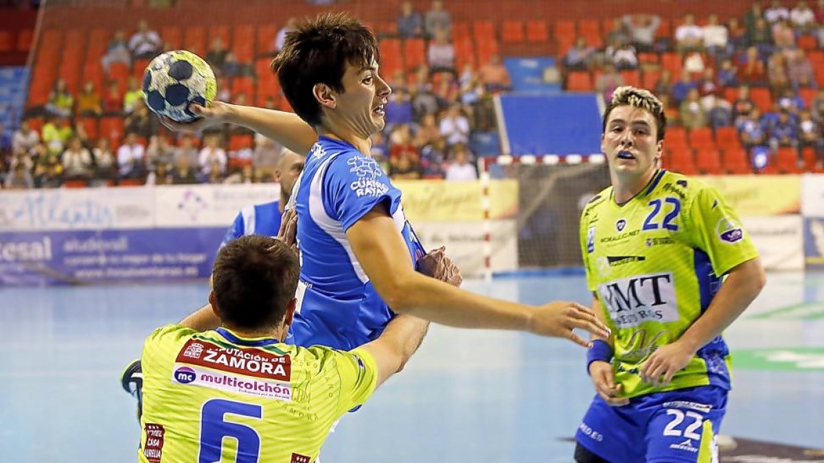 Miguel Martínez Lobato, durante su debut en la Asobal el pasado 4 de noviembre ante Zamora.-J. M. LOSTAU