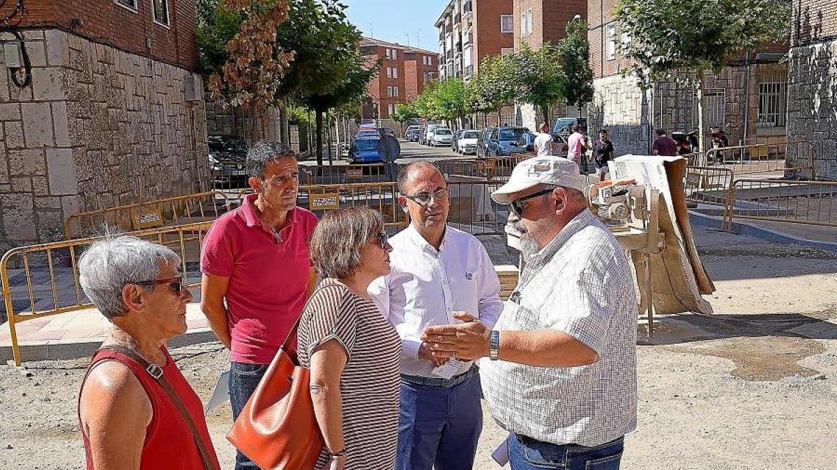 Luis Vélez y Charo Chávez durante su visita a las obras del barrio Cuatro de Marzo.-E. M.
