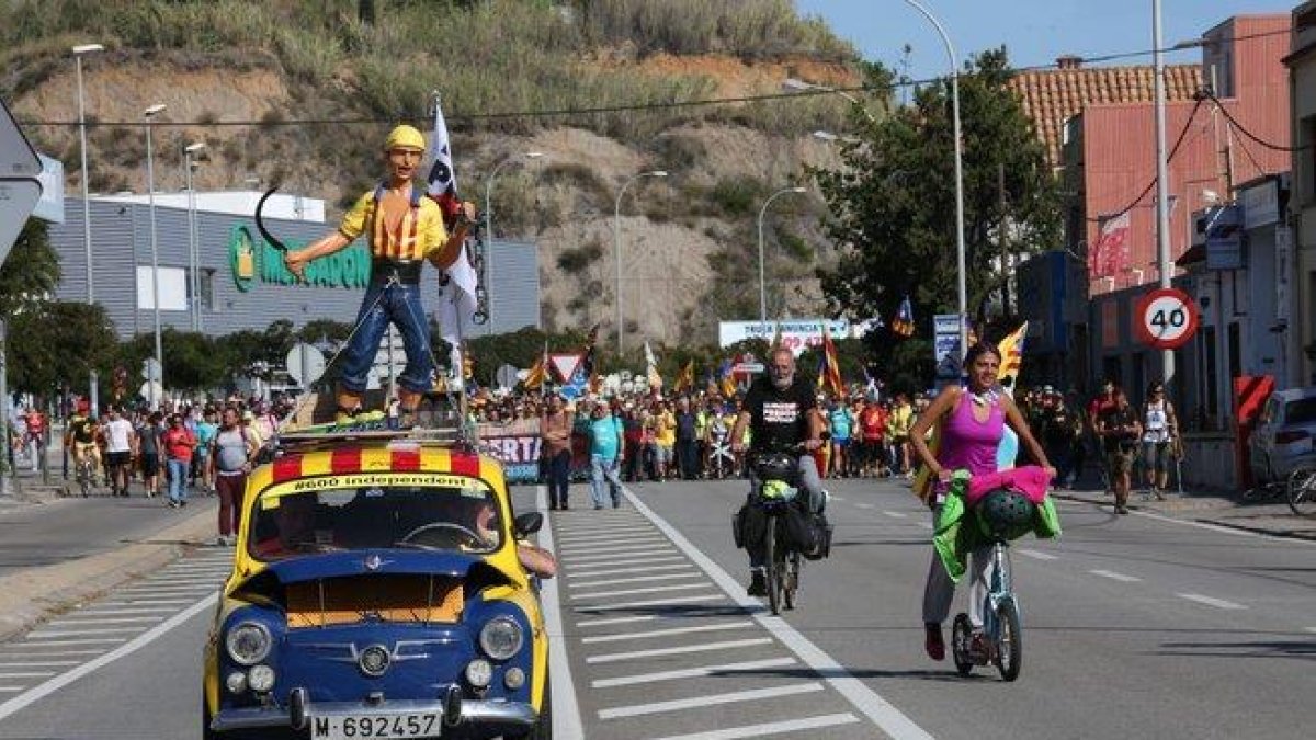 La marcha que salió de Girona, a su paso por Arenys de Mar, este jueves.-ANNA MAS