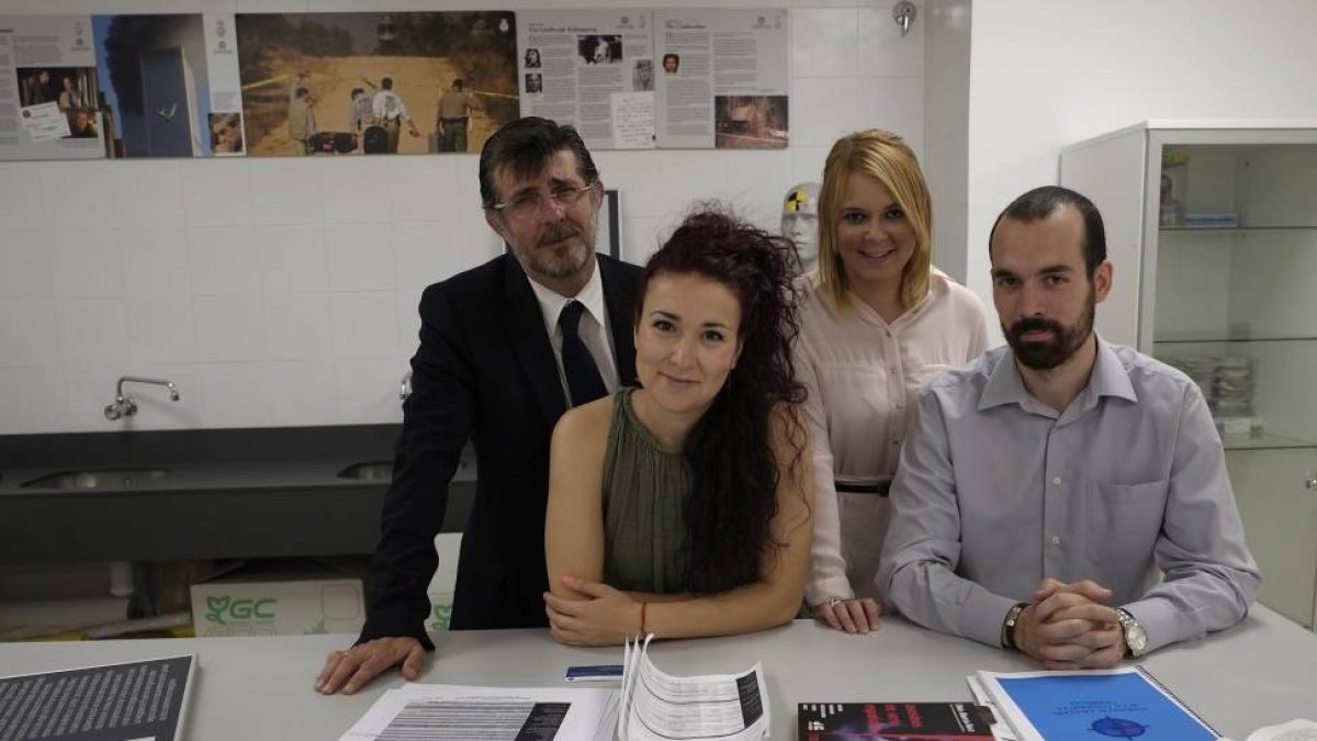 Miembros de la primera unidad para el análisis de la conducta criminal en España, en el laboratorio de criminalística de la USAL.-Enrique Carrascal