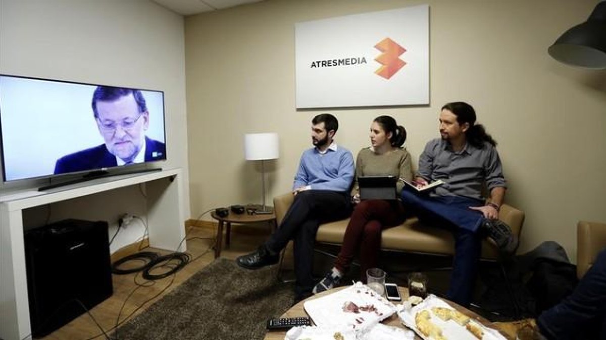 El líder de Podemos, Pablo Iglesias, siguiendo el cara a cara entre Pedro Sánchez y Mariano Rajoy.-