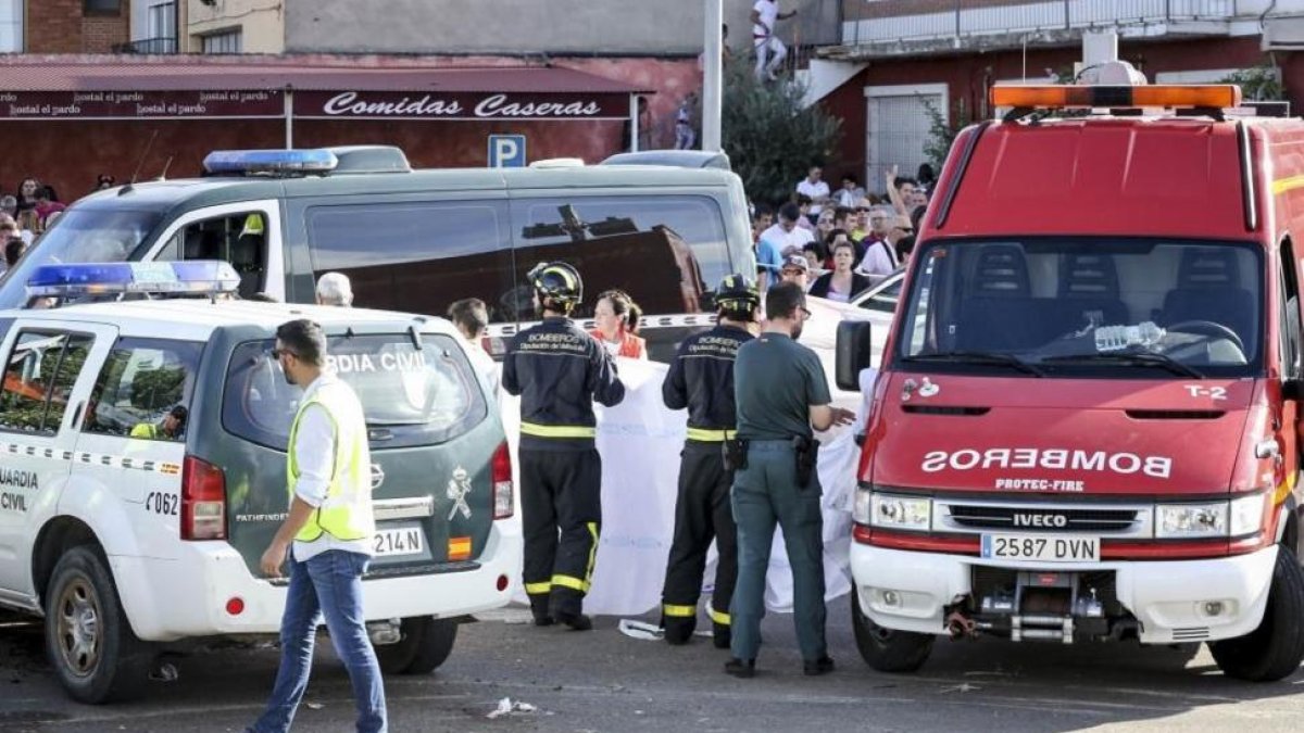 Bomberos y servicios de emergencia en un momento del accidente.-MIGUEL ÁNGEL SANTOS / PHOTOGENIC