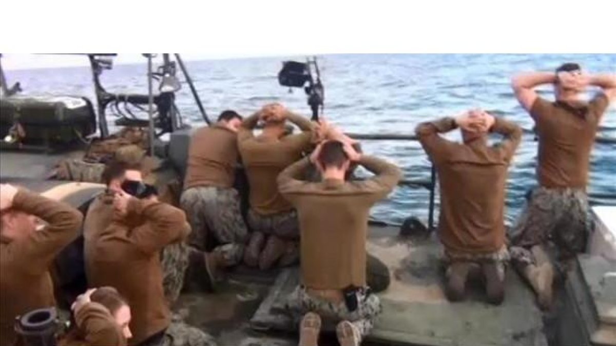 Foto difundida por la agencia estatal irani IRIB de los marinos estadounidenses bajo captura.-AP / IRIB