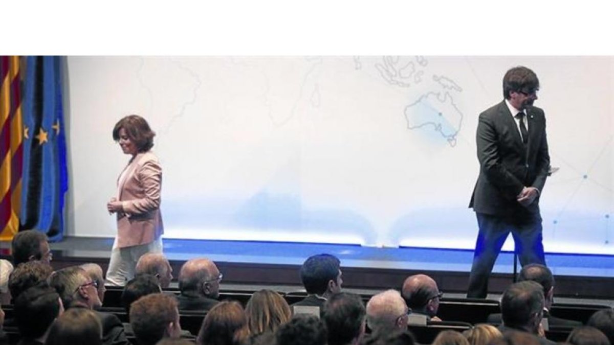 Sáenz de Santamaría y Puigdemont, en un acto el pasado mayo-JULIO CARBÓ