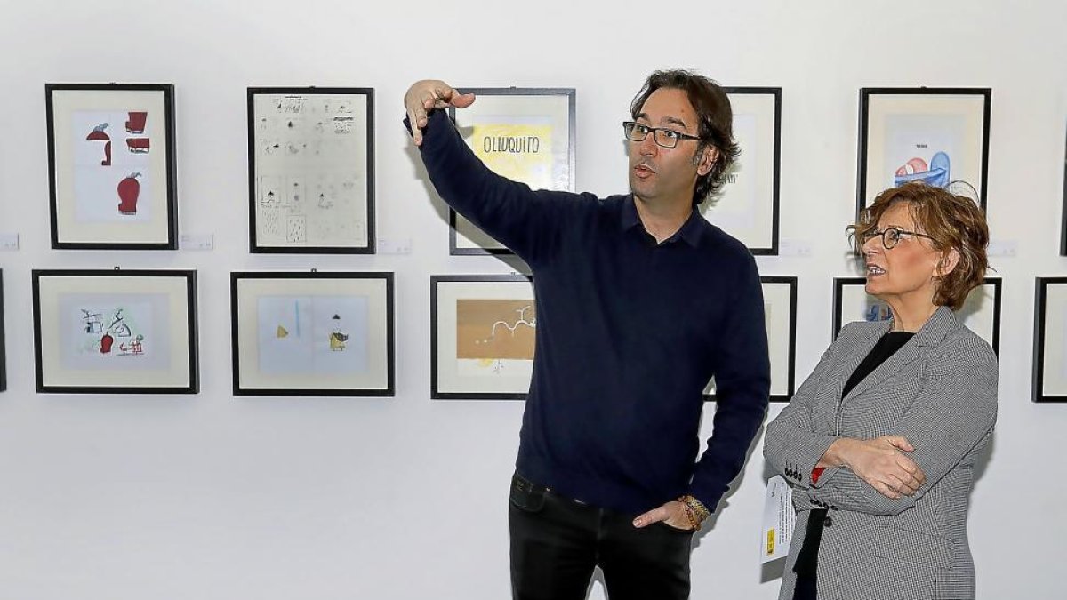 Óscar del Amo y María Bolaños contemplan algunas de las obras de la exposición.-J.M.LOSTAU