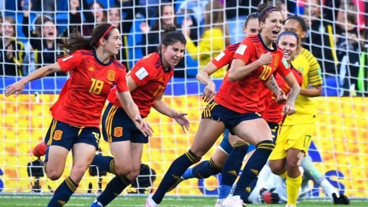 Las jugadoras españolas celebran el segundo penalti de Hermoso.-DAMIEN MEYER