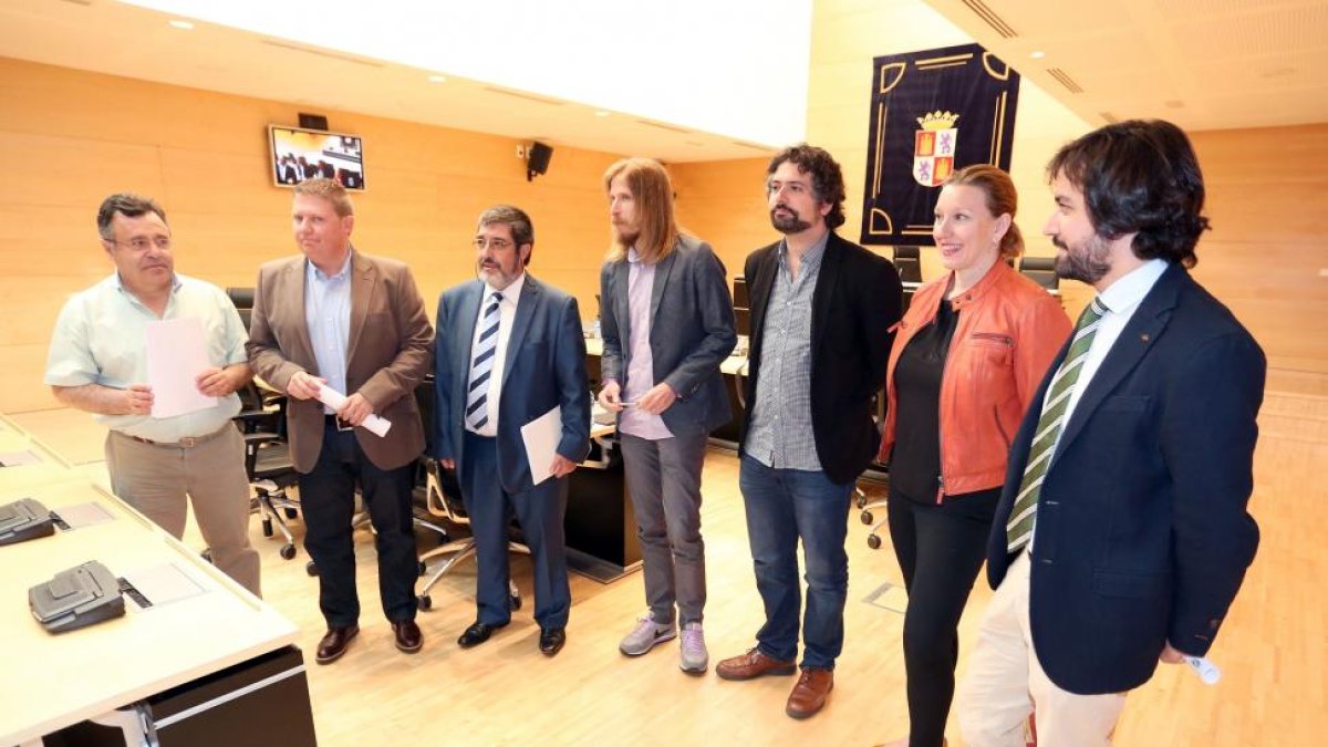 (I a D) José Ignacio Martín Benito, Óscar Álvarez, Manuel Mitadiel, Pablo Fernández, José Sarrión, María Isabel Blanco y Alfonso García, tras crearse la comisión de investigación sobre las cajas de ahorro-Rubén Cacho / ICAL