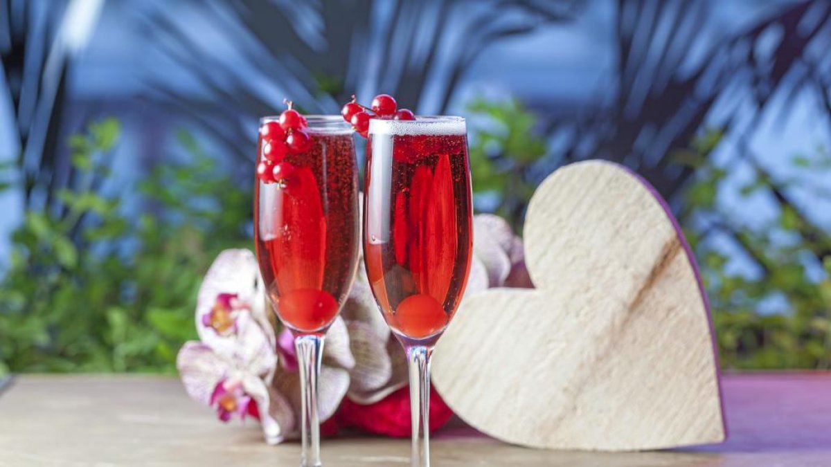 Unas copas y una caja con forma de corazón por motivo de San Valentín. - E.M.