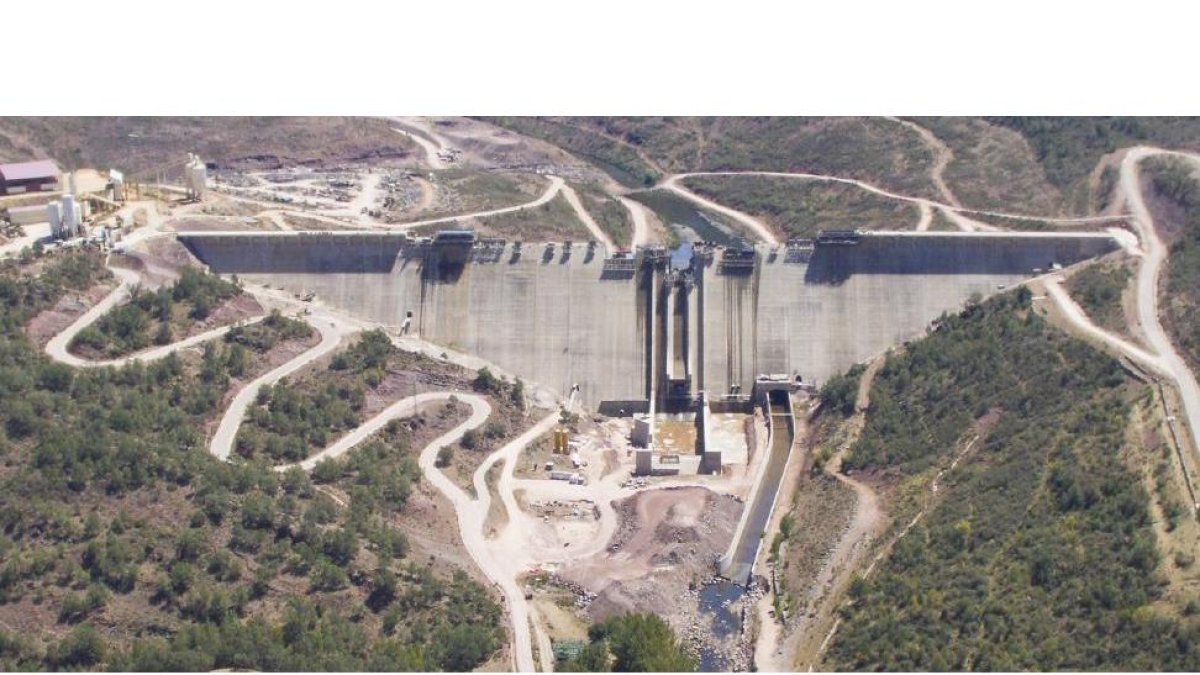 Aspecto de la presa cuando se reiniciaron las obras en 2013.-S. OTERO