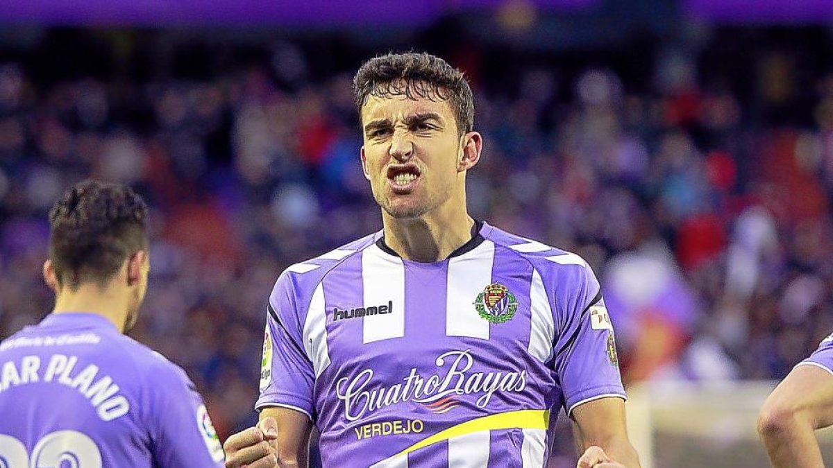 Mata celebra con euforia el primero de los dos goles que marcó ayer frente a la Cultural en el duelo regional disputado en Zorrilla.-J. M. LOSTAU