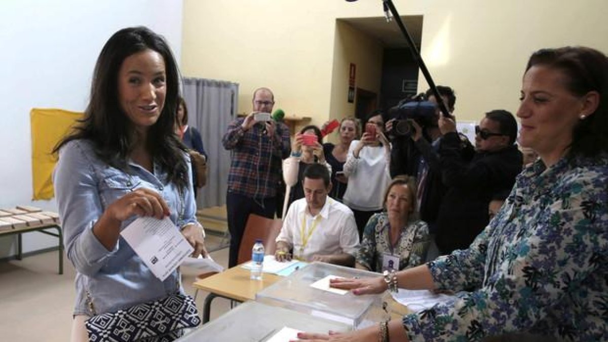 La candidata de Ciudadanos al Ayuntamiento de Madrid, Begoña Villacís, ha votado en el Centro Cultural Tamara Rojo de Villanueva del Pardillo.-ÁNGEL DÍAZ (EFE)