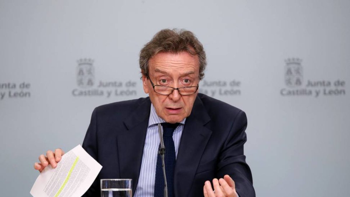 l consejero de la Presidencia y portavoz de la Junta, José Antonio de Santiago, muestra la carta que desde Serunión fue remitida a los centros escolares afectados, durante la rueda de prensa posterior al Consejo de Gobierno de Castilla y León-ICAL