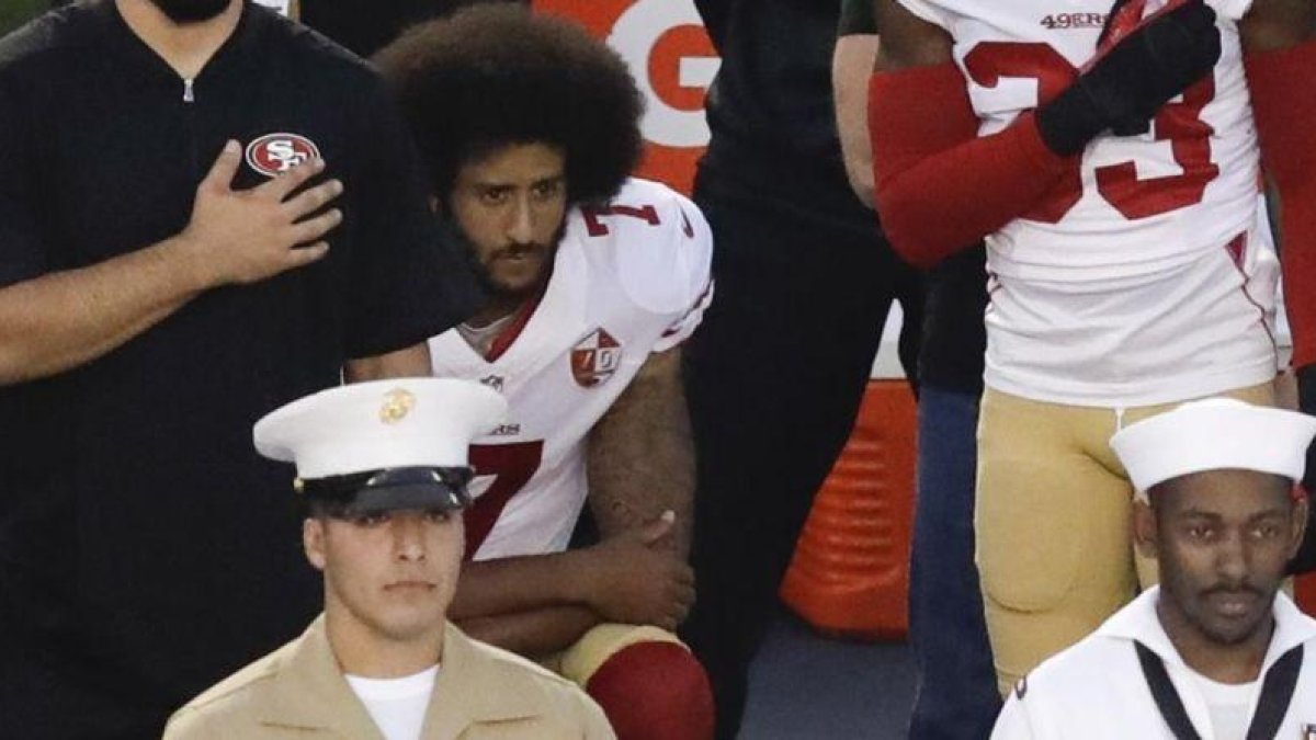 Colin Kaepernick se niega a levantarse y pone la rodilla en tierra durante el himno de EEUU, este viernes en un partido de pretemporada.-AP / CHRIS CARLSON