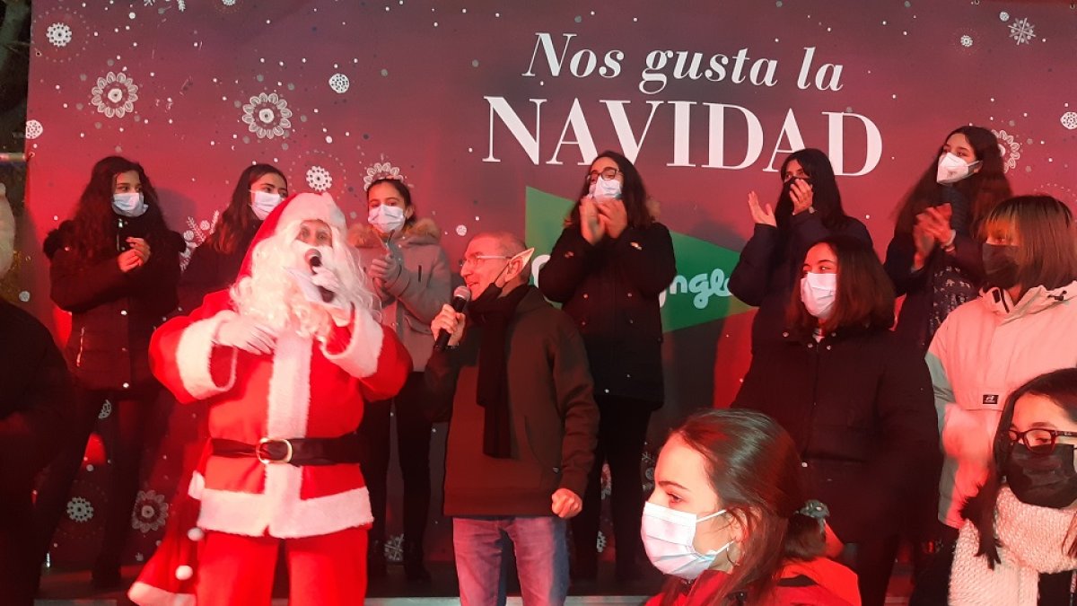 Papá Noel saluda a los asistentes al acto. / E.M.