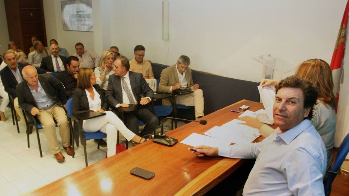 El presidente del partido, Carlos Fernández Carriedo, antes de comenzar la reunión del Comité Ejecutivo y Junta Directiva Provincial del Partido Popular de Palencia-Ical