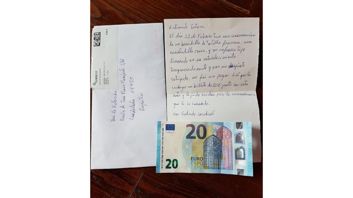 Un cliente del Bar La Estación de Candeleda (Ávila), envió una carta manuscrita 17 días después de irse sin pagar para disculparse e incluyó un billete de 20 euros para saldar la deuda que había contraído el día 22 de febrero en este establecimiento.-ICAL