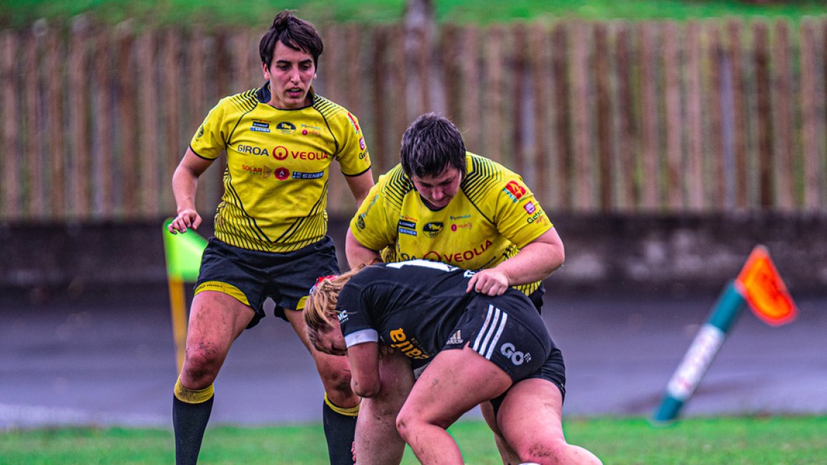 Lucía Diego carga contra dos defensoras rivales, en el encuentro de pretemporada disputado entre Getxo Giroa-Veolia y Crealia El Salvador en Fadura. / Fredymonfoto:
