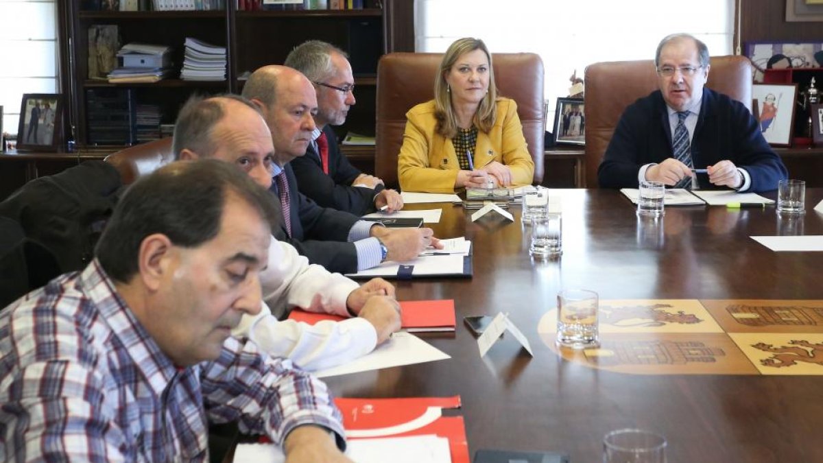 El presidente de la Junta de Castilla y León, Juan Vicente Herrera, y la consejera de Economía y Hacienda, Pilar del Olmo, presiden el Foro para el futuro del sector del carbón y de las cuencas mineras de Castilla y León.-ICAL