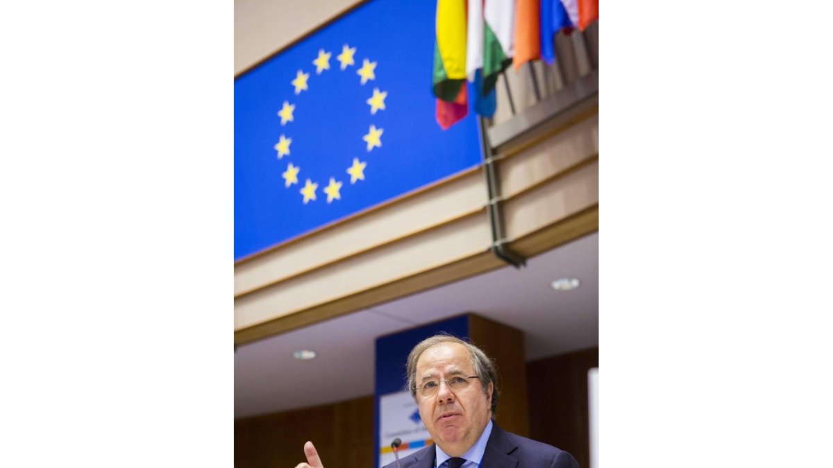 El presidente de la Junta, Juan Vicente Herrera, presenta para su debate ante el Pleno del Comité de las Regiones el Dictamen 'La respuesta de la Unión Europea ante el reto demográfico'.-ICAL