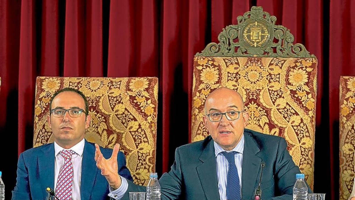 El vicepresidente de la Diputación, Víctor Alonso, y el presidente, Jesús Julio Carnero, ayer.-EL MUNDO