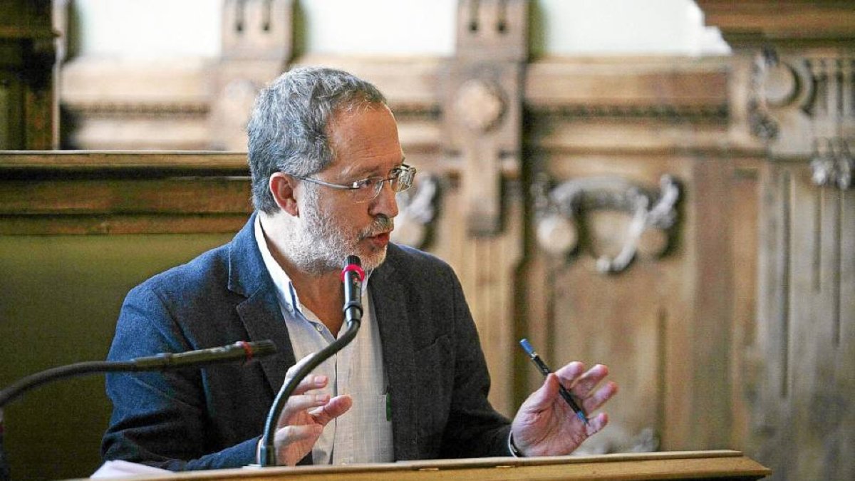 Manuel Saravia durante una de sus intervenciones en el pleno del Ayuntamiento-Ical