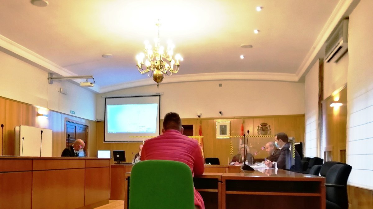 El ahora condenado, en el momento de declarar en el juicio celebrado en la Audiencia de Valladolid. / E. M.