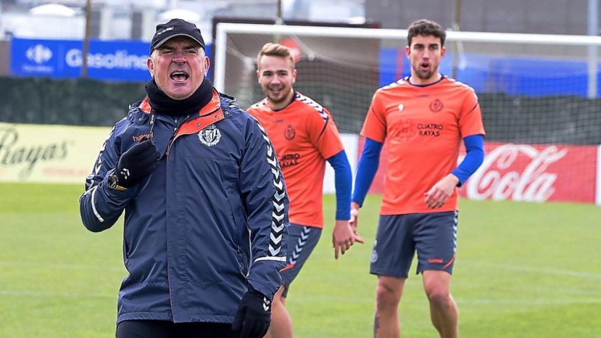 Luis César grita en el entrenamiento de ayer ante la cara de sorpresa de Ontiveros y Mata.-PABLO REQUEJO