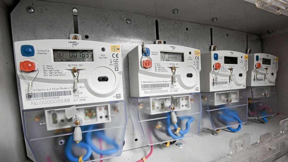 Imagenes de contadores digitales de electricidad en unas viviendas de Valladolid.-E.M.