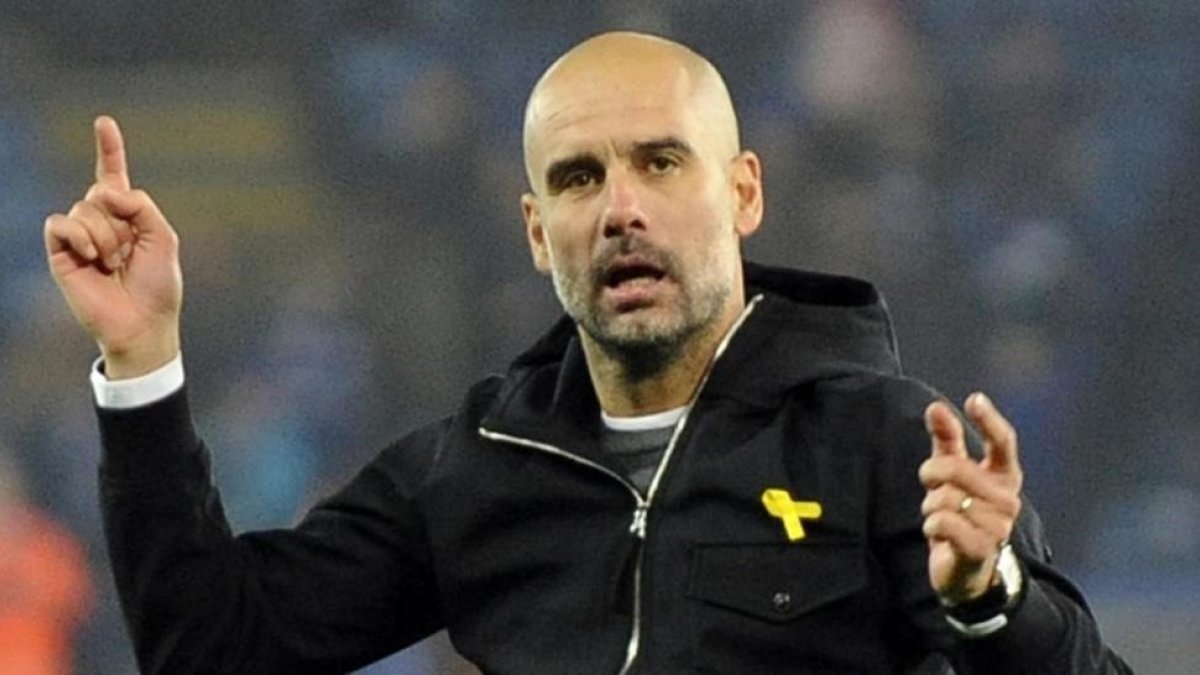 Guardiola, entrenador del City, con el lazo amarillo.-RUI VERA