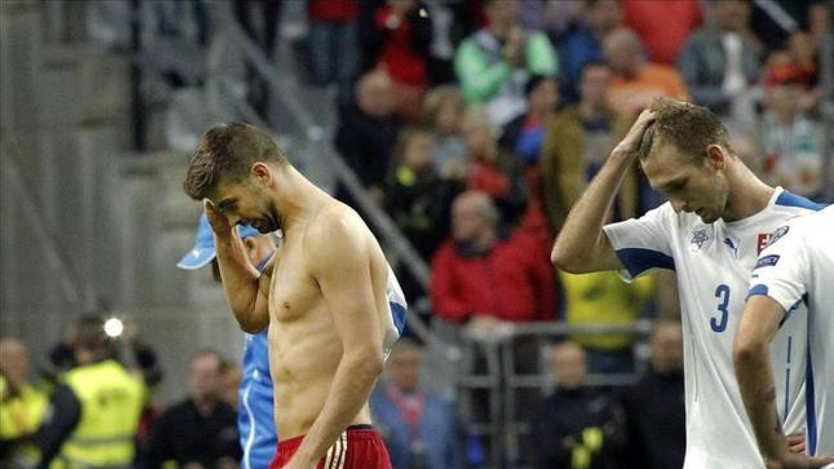Piqué sale del campo tras el España-Eslovaquia.-Foto: EFE / ALBERTO MORANTE